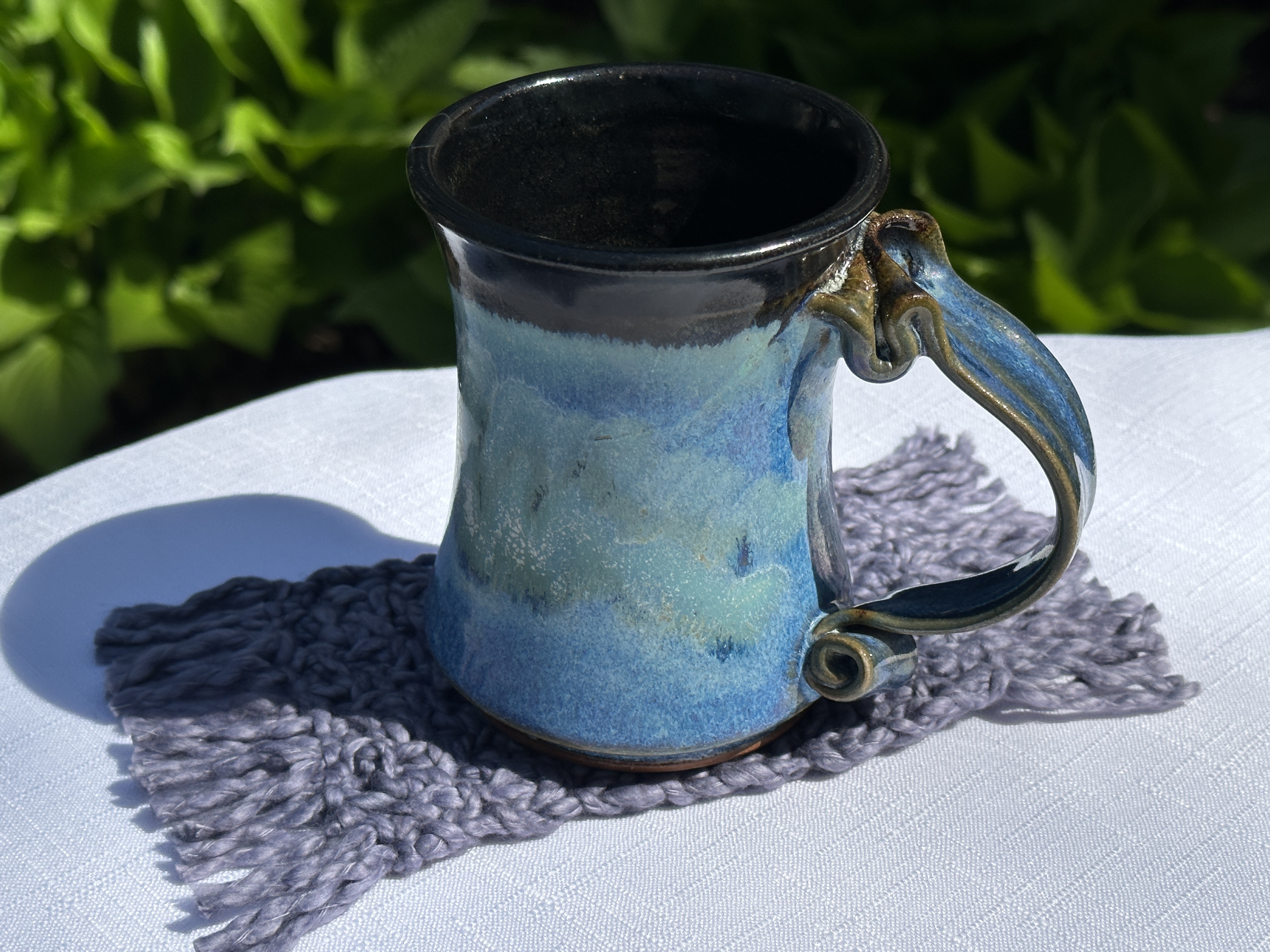 blue mug and mug rug